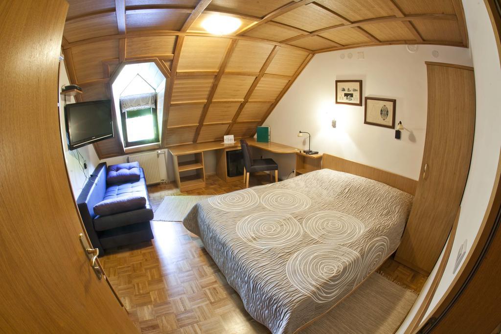 Guesthouse Pri Zalogarju Zelezniki Bilik gambar