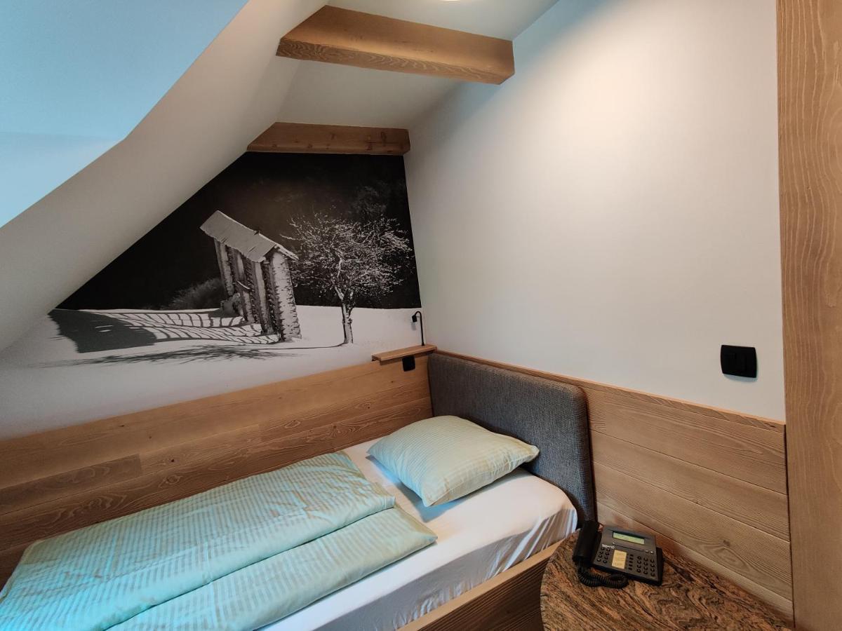 Guesthouse Pri Zalogarju Zelezniki Luaran gambar