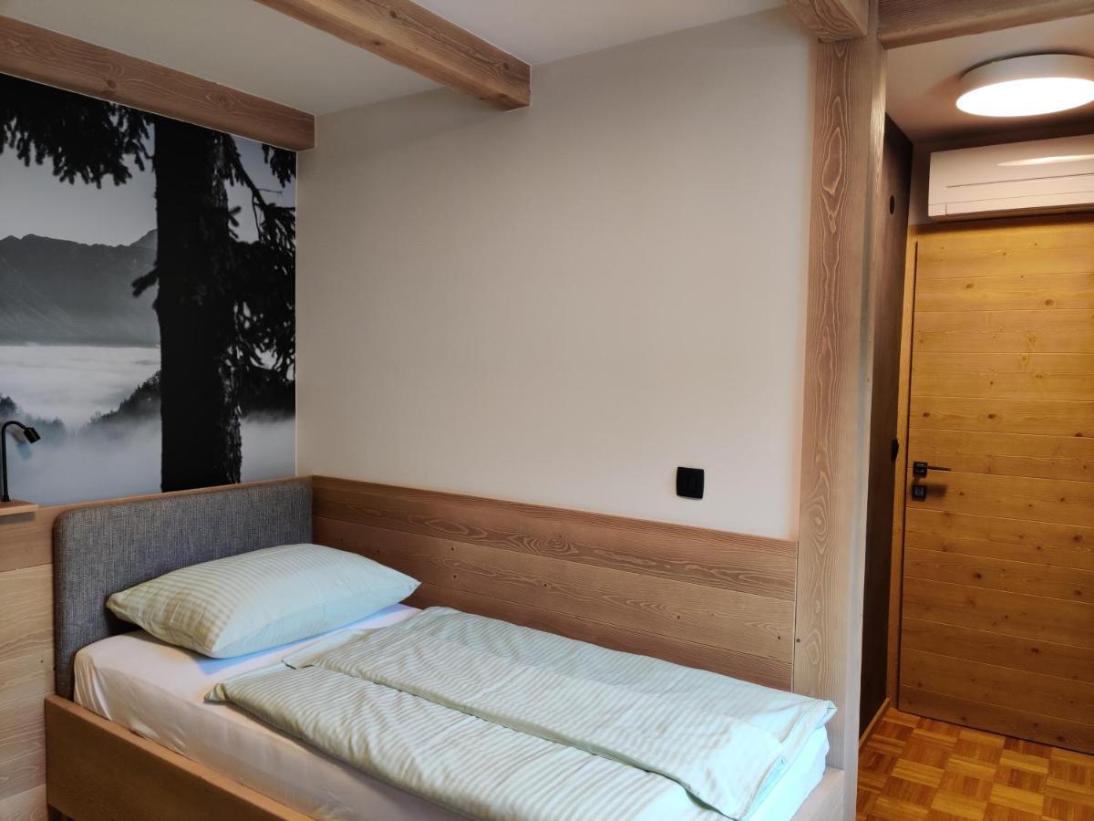 Guesthouse Pri Zalogarju Zelezniki Luaran gambar